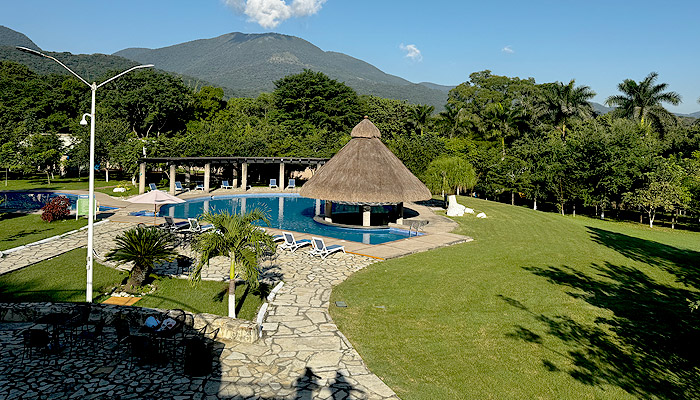 Hotel Real Tamasopo - Alberca y áreas verdes incomparables